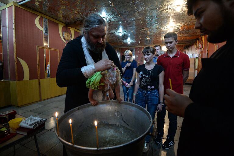 Участник духовно-просветительской миссии, корабля-церкви Святой апостол Андрей Первозванный протоиерей Константин Работа в Доме культуры во время проведения таинства крещения для жителей села Битки Новосибирской области