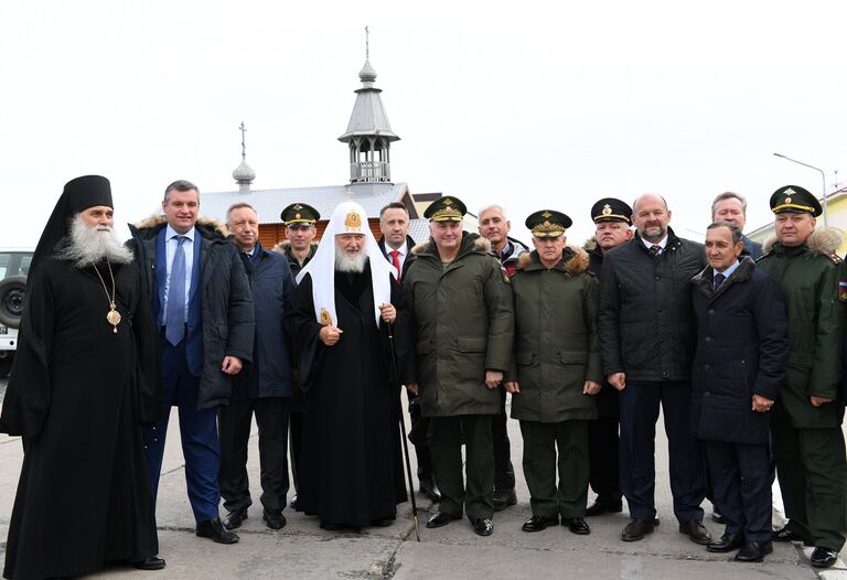 Патриарх Московский и всея Руси Кирилл во время посещения поселка Белушья Губа на архипелаге Новая Земля в рамках поездки по северным епархиям РПЦ