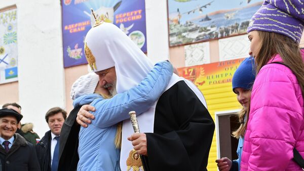 Патриарх Московский и всея Руси Кирилл общается с детьми во время посещения поселка Белушья Губа на архипелаге Новая Земля
