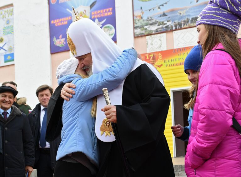 Патриарх Московский и всея Руси Кирилл общается с детьми во время посещения поселка Белушья Губа на архипелаге Новая Земля