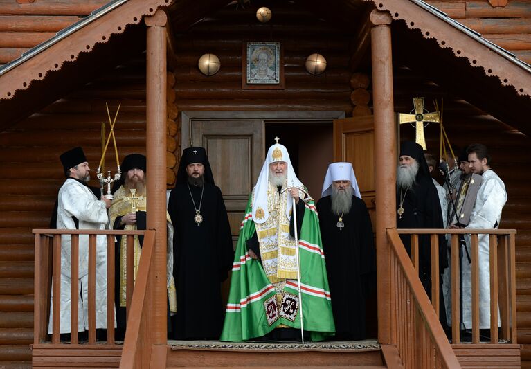 Патриарх Московский и всея Руси Кирилл после богослужения в Свято-Никольском храме в поселке Белушья Губа на архипелаге Новая Земля