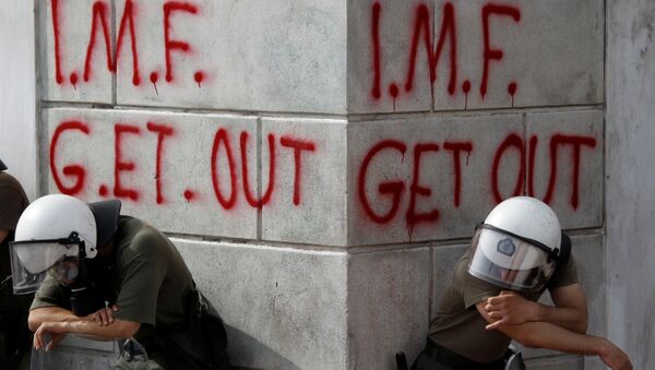 Сотрудники греческих спецслужб во время протестов, связанных с финансовым кризисом, в Афинах. 5 мая 2010