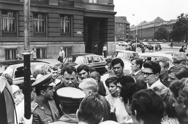 Жители Праги в дни ввода войск стран Организации Варшавского договора