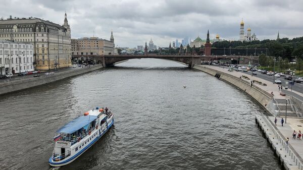 Прогулочный катер на Москва-реке, архивное фото