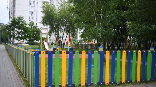 Детская игровая площадка в одном из дворов района Нагатинский затон в Москве