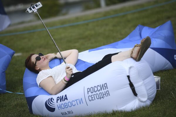 Женщина в Братеевском каскадном парке Москвы, где проходит фестиваль фейерверков Ростех