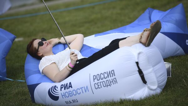 Женщина в Братеевском каскадном парке Москвы, где проходит фестиваль фейерверков Ростех