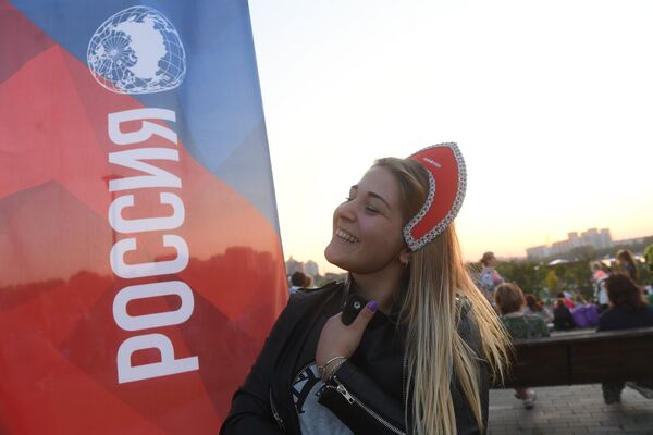Посетительница в Братеевском каскадном парке Москвы, где проходит фестиваль фейерверков Ростех