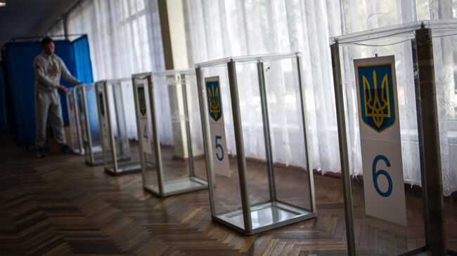 Урны для голосования на Украине