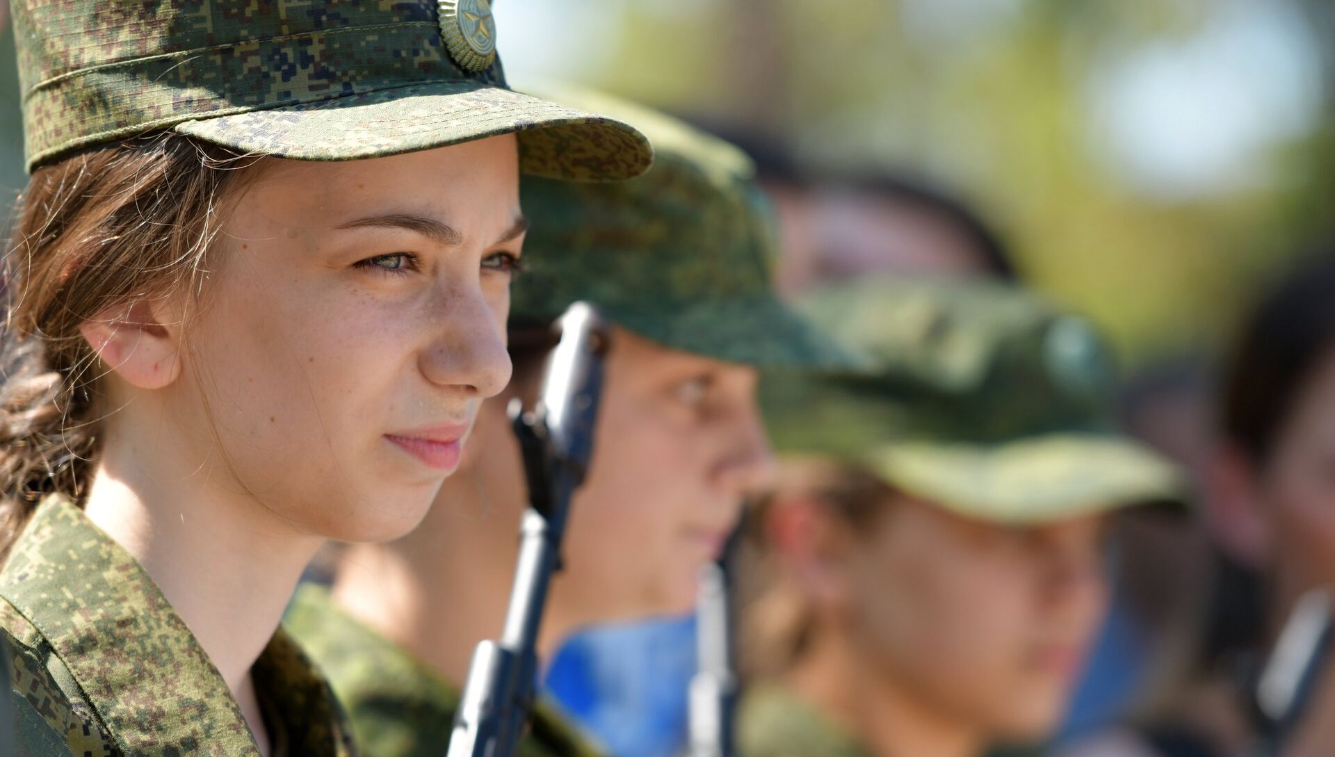 Военное дело новости. Девушки военные курсанты. Девушки военные в гражданском. Военные и гражданские. Женщина разведчик.