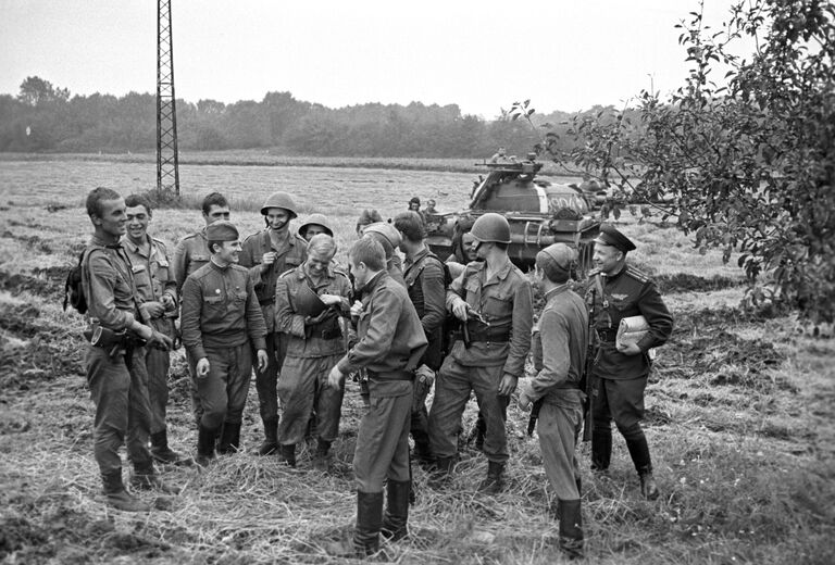 Ввод войск стран Организации Варшавского договора в Чехословакию. Встреча солдат СССР и Польши Ввод войск стран Организации Варшавского договора в Чехословакию. Встреча солдат СССР и Польши