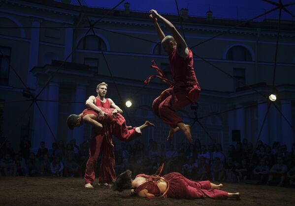 Артисты в сцене из спектакля Рождение Феникса (Vertigo Dance Company, Израиль) в рамках фестиваля современного танца Open Look в Санкт-Петербурге