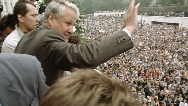 Президент России Борис Николаевич Ельцин приветствует участников митинга у здания Верховного Совета РСФСР. 20 августа 1991