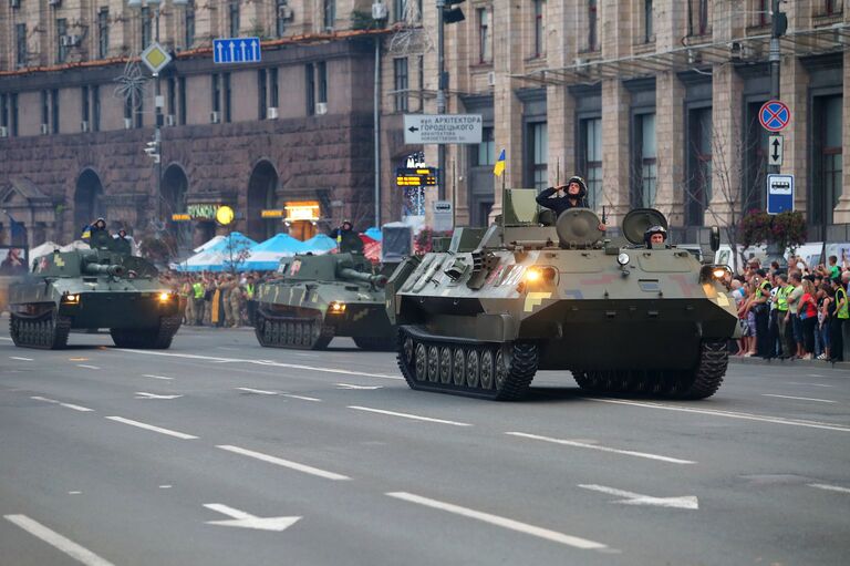 Военнослужащие на репетиции военного парада в честь 27-ой годовщины Независимости Украины в центре Киева