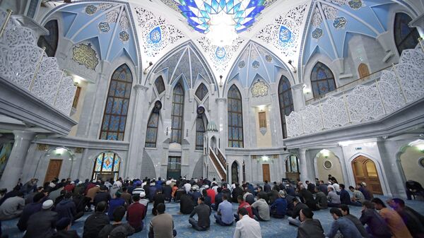 Верующие на намазе в праздник Курбан-Байрам мечети Кул-Шариф в Казани. 21 августа 2018
