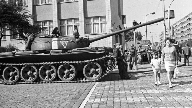 Советский танк на одной из улиц Праги в августе 1968 года. Архивное фото