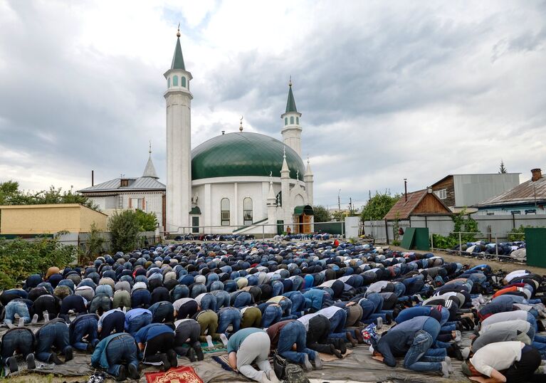 Верующие на намазе в праздник Курбан-байрам во дворе возле Соборной мечети Барнаула