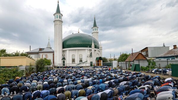 Верующие на намазе в праздник Курбан-байрам во дворе возле Соборной мечети Барнаула