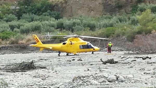 Вертолет итальянских спасателей в горном ущелье, где было наводнение, Калабрия. 20 августа 2018