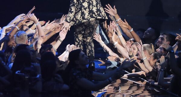 Брендон Ури во время выступления на церемонии MTV Video Music Awards в Нью-Йорке