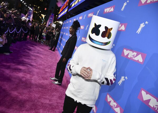 Американский диджей Marshmello на церемонии MTV Video Music Awards в Нью-Йорке