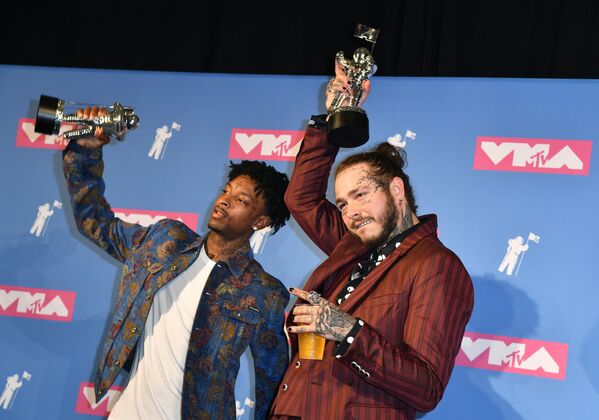 Рэперы Savage и Post Malone на церемонии MTV Video Music Awards в Нью-Йорке