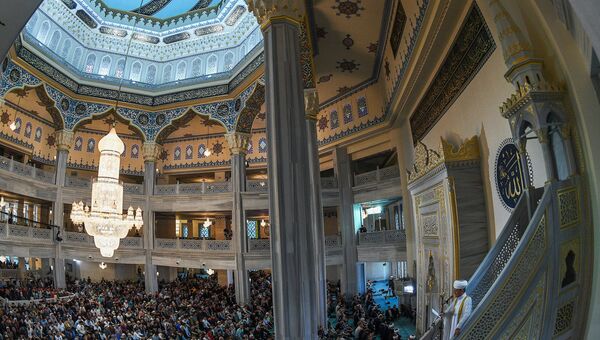 Председатель совета муфтиев России Равиль Гайнутдин  выступает перед верующими на богослужении в честь праздника Курбан-Байрам в Московской соборной мечети
