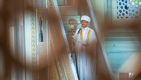 Председатель совета муфтиев России Равиль Гайнутдин выступает перед верующими на богослужении в честь праздника Курбан-Байрам в Московской соборной мечети