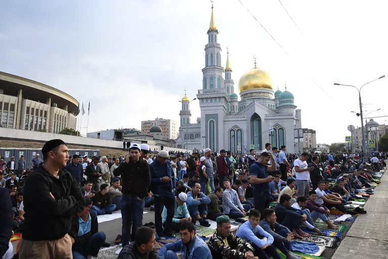 Верующие на богослужении в честь праздника Курбан-Байрам у Московской соборной мечети Верующие на богослужении в честь праздника Курбан-Байрам у Московской соборной мечети