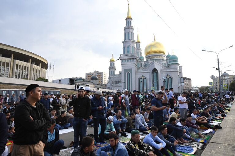 Верующие на богослужении в честь праздника Курбан-Байрам у Московской соборной мечети