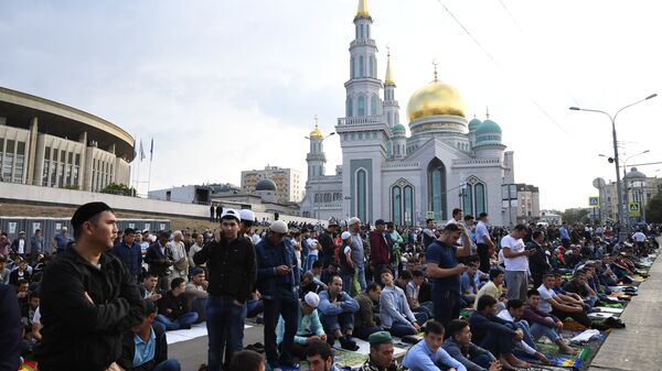 Верующие на богослужении в честь праздника Курбан-Байрам у Московской соборной мечети