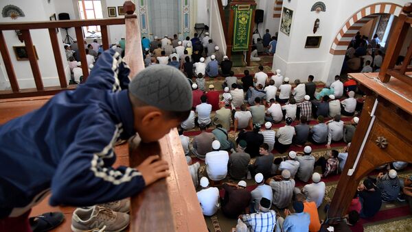 Мусульмане в мечети Джума Хан Джами в Евпатории во время празднования Курбан Байрам