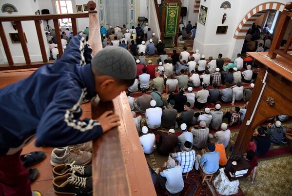 Мусульмане в мечети Джума Хан Джами в Евпатории во время празднования Курбан Байрам