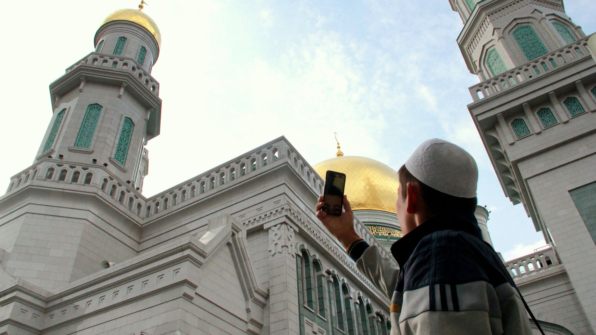 Мусульманин фотографирует Московскую соборную мечеть в день Курбан-байрама. 21 августа 2018 - РИА Новости, 1920, 26.03.2022