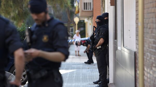 Сотрудники Каталонской полиции (Моссос д'Эсквадра) возле отделения муниципалитета Корнелья-де-Льобрегат, на которое было совершено нападение