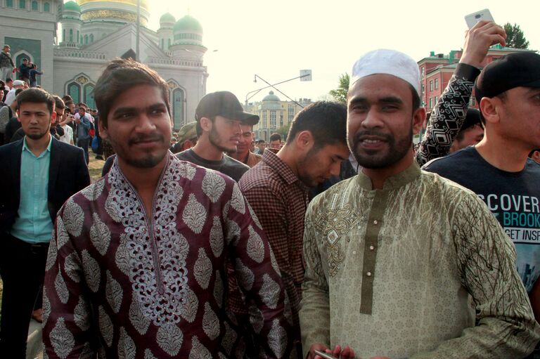 Тарик Азиз и Ашраф Харир возле Московской соборной мечети. 21 августа 2018 