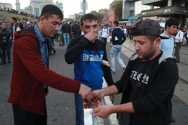 Айрат раздает финики