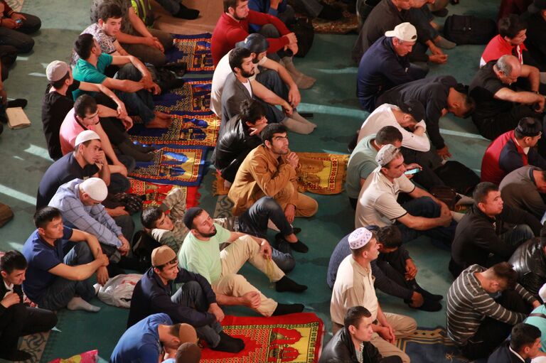 Верующие ждут начала праздничной молитвы по случаю Курбан-байрама в Московской соборной мечети. 21 августа 2018 