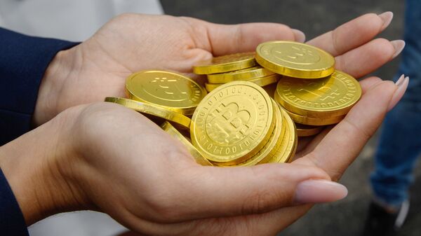 Монеты с изображением символа биткоина