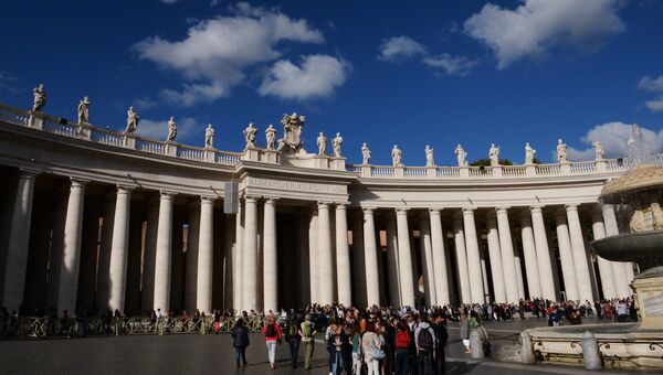 Туристы на площади святого Петра в Ватикане