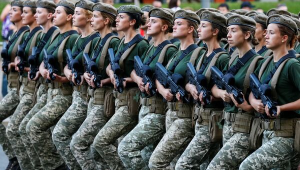 Военнослужащие маршируют во время репетиции военного парада в Киеве. Архивное фото