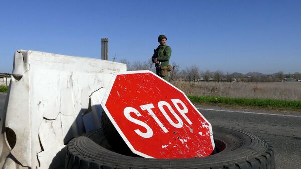 Военнослужащий на блок-посту в Донецкой области