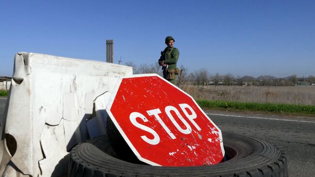 Военнослужащий на блок-посту. Архивное фото