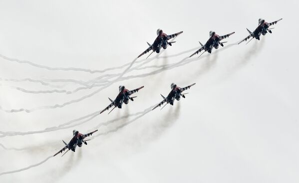 Истребители МиГ-29 пилотажной группы Стрижи во время демонстрационных полетов в рамках Международного военно-технического форума Армия-2018