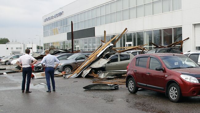 Обломки крыши торгового центра на парковке автосалона в Туле. 21 августа 2018