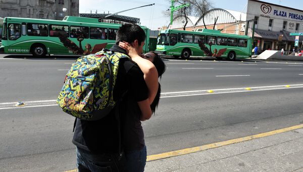 Молодая пара целуется в Мехико