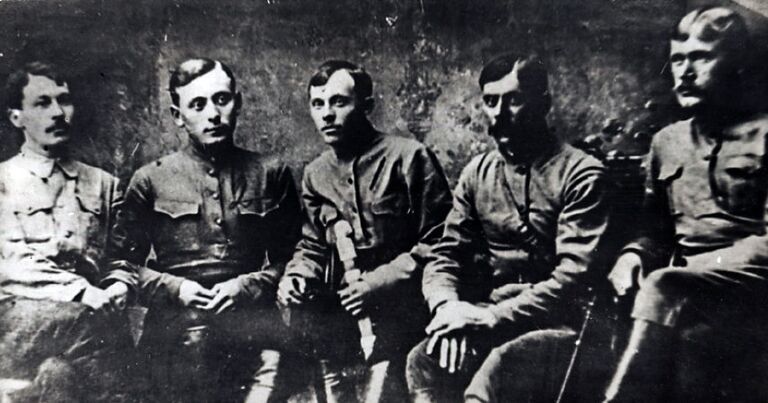 Штаб партизанской армии Тамбовского края. А. С. Антонов — в центре.