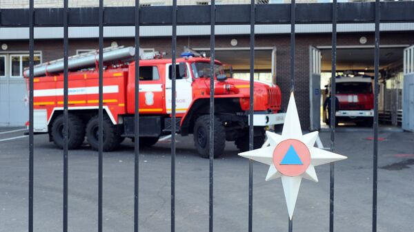 Автомобили пожаротушения у пожарного депо