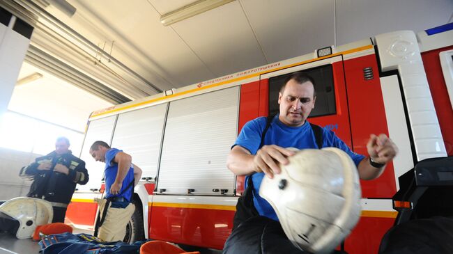 Сотрудники специализированной пожарно-спасательной части на вызове по пожарной тревоге