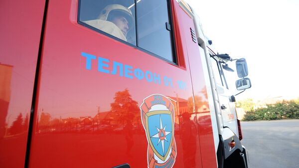 Пожарный специализированной пожарно-спасательной части №1 города Тамбова Роман Степанов на вызове в пожарной машине в городе Тамбове